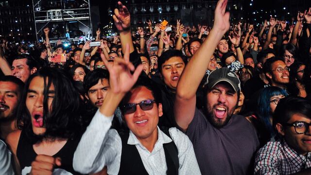 Miles de personas disfrutan de un concierto en el Zócalo capitalino.