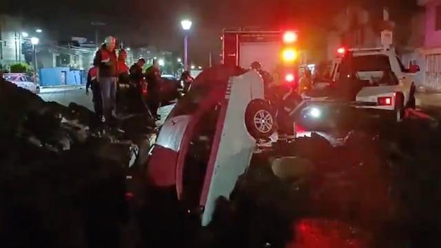 Taxi cae en socavón de 3 metros en Iztapalapa