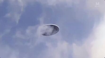 OVNI con forma discoidal es captado entre nubes