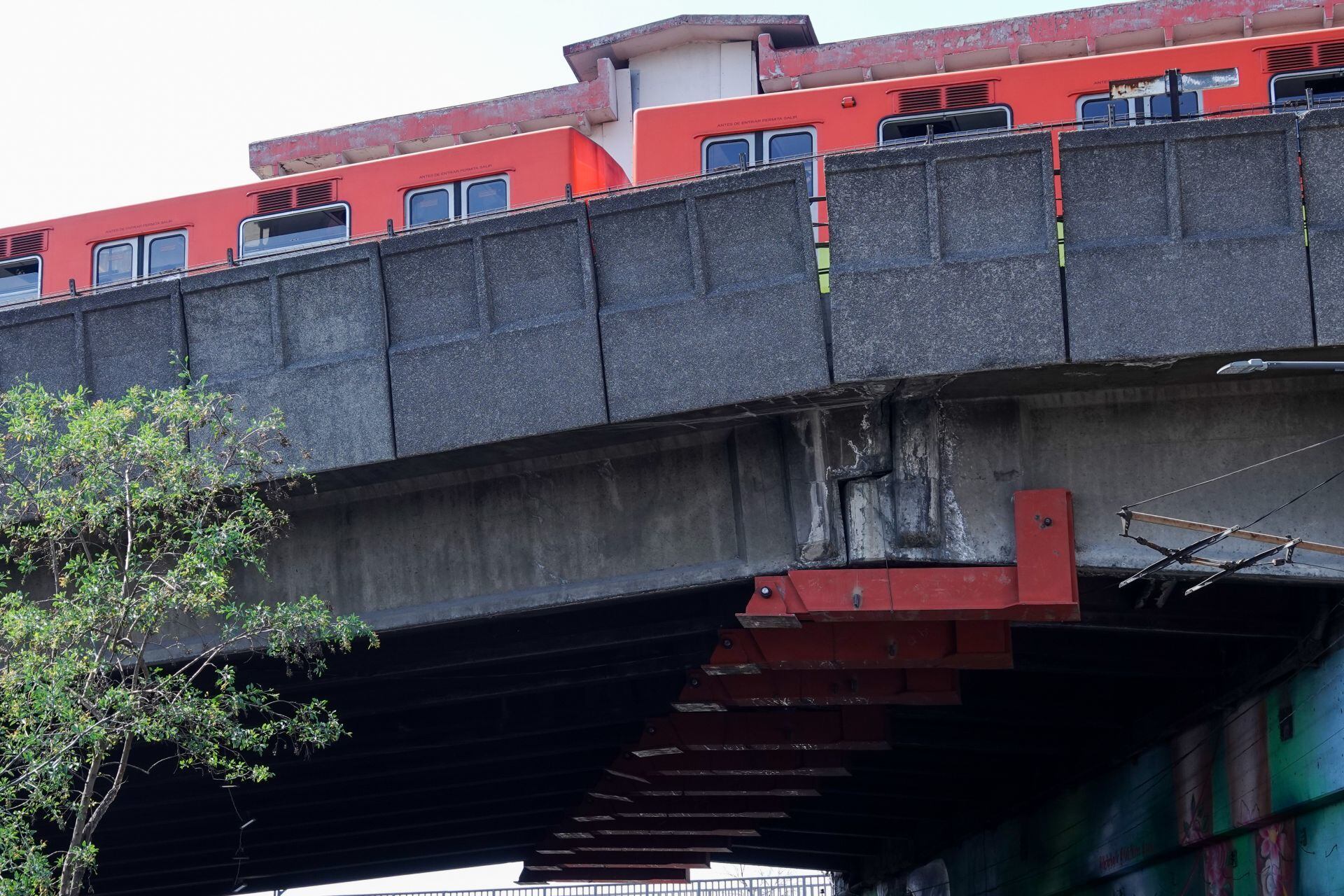 Gobierno de CDMX descarta riesgos en puente de Metro Pantitlán en la Línea 9 por refuerzos metálicos