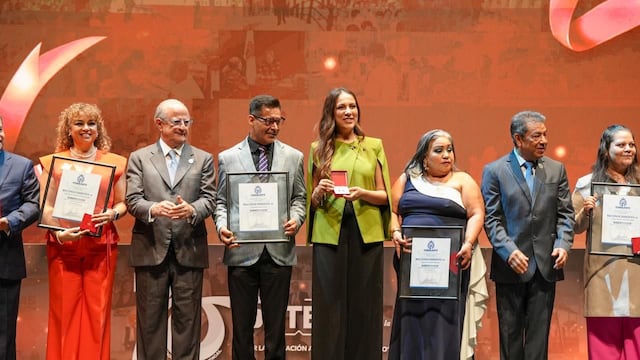 Libia Dennise reconoce trayectoria docente y celebra premio mundial para escuela de Guanajuato.