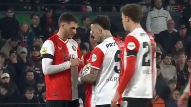 Santiago Giménez e Igor Paixao decidiendo al cobrador de un tiro libre.