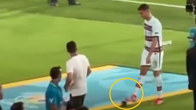 Cristiano Ronaldo patea gafete