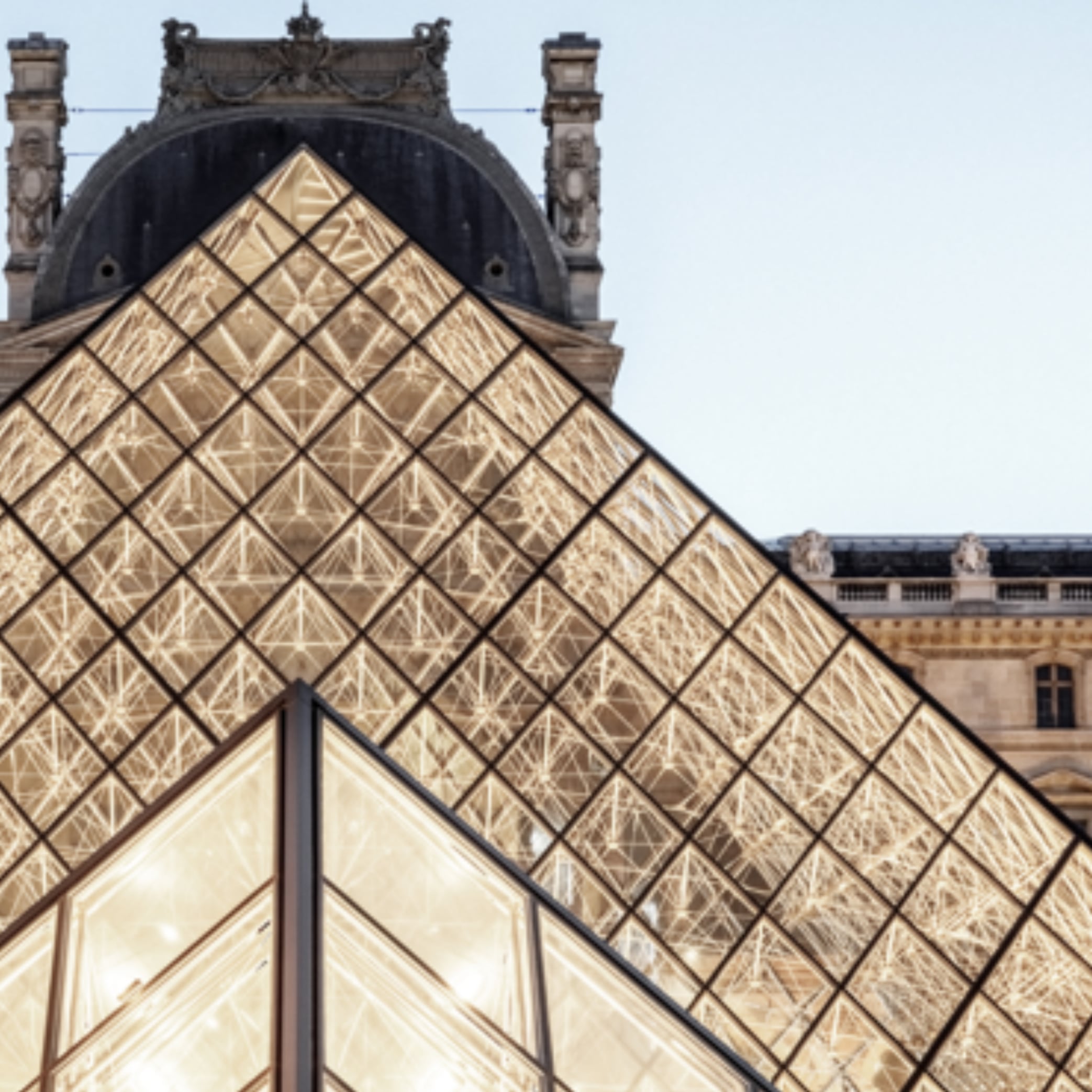 Museo del Louvre cierra en medio de protestas en Francia por el costo de la vida