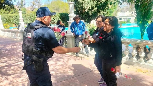 Policías de Coahuila regalan flores este 14 de febrero