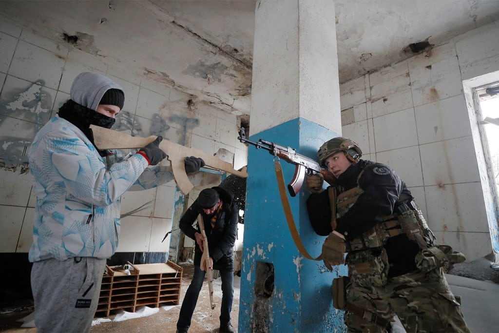 Voluntarios en Ucrania participan en entrenamientos militares