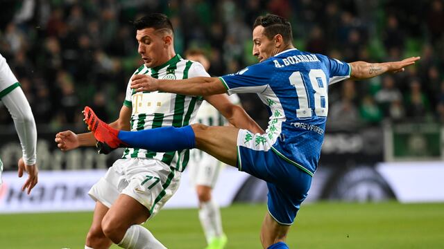 Andrés Guardado en un partido de Europa League con el Real Betis