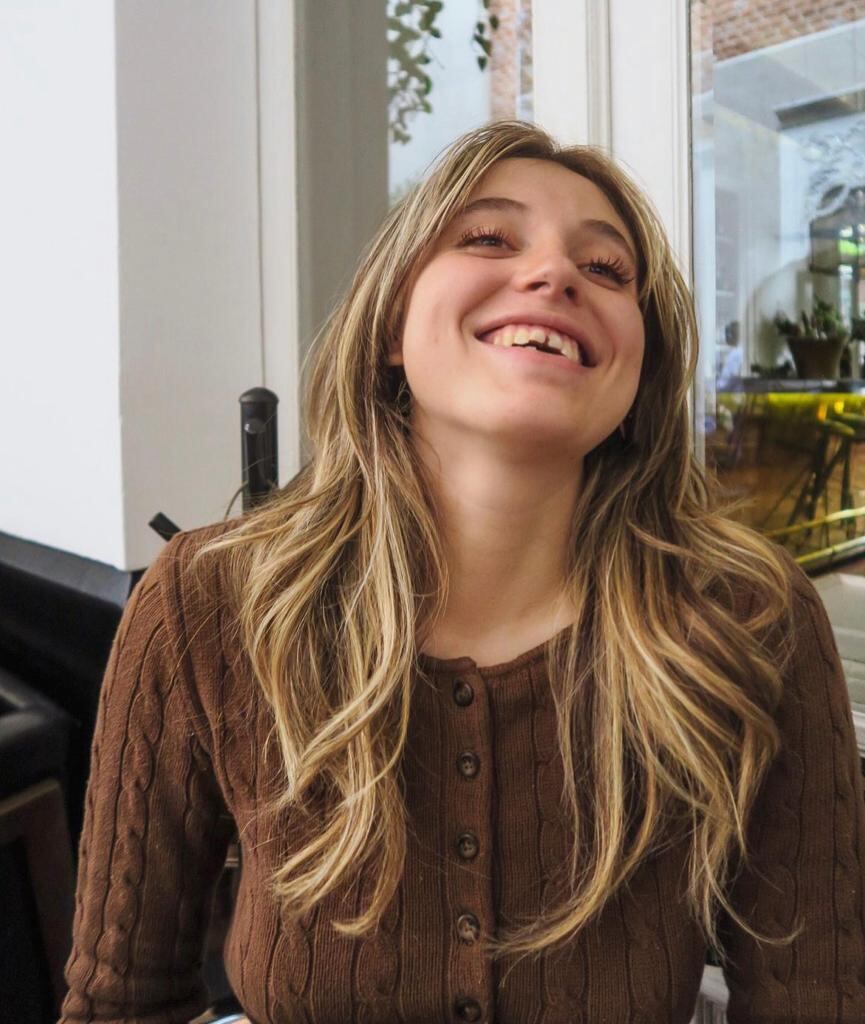 Regina Castro se siente más hermosa sin dientes y se presume con orgullo