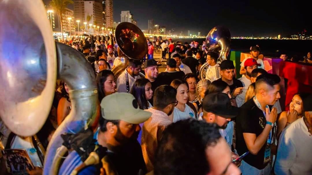 Tsunami por sismo en Rusia no asustó en este puerto de México; fueron al malecón a esperarlo