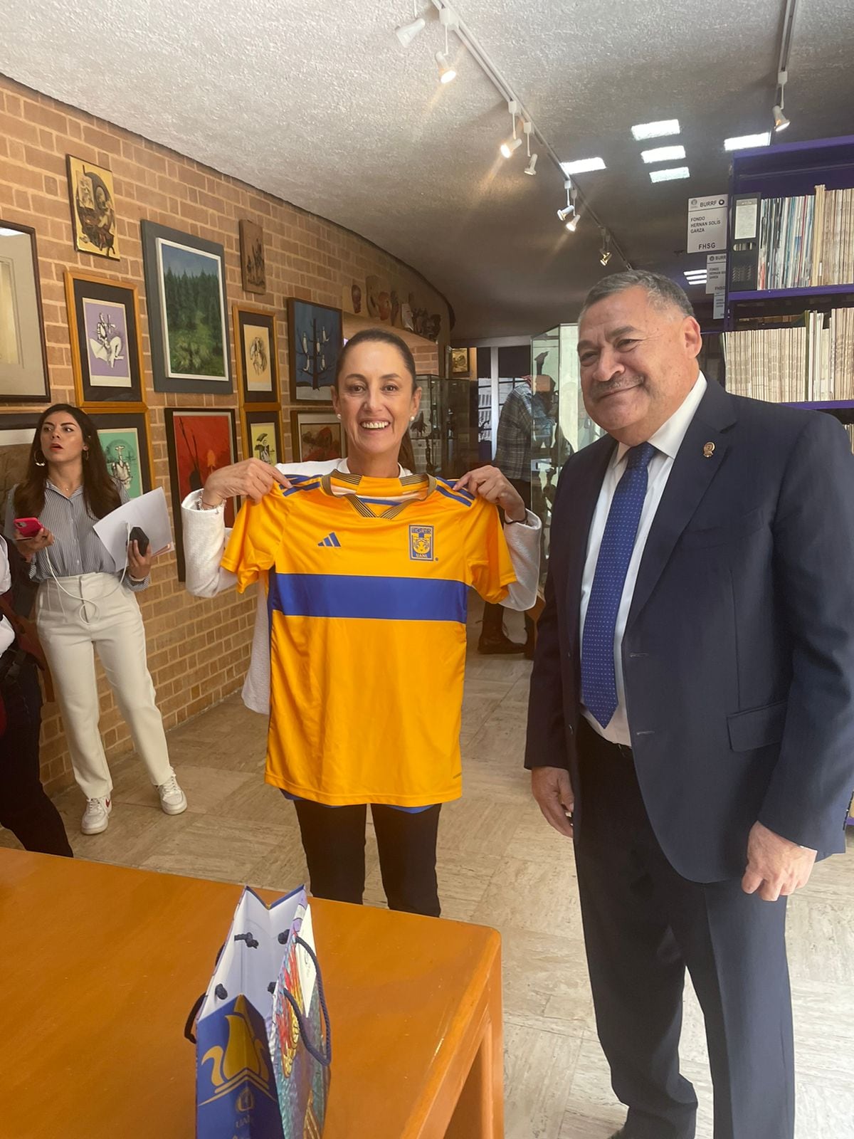 Claudia Sheinbaum recibe playera del Tigres femenil