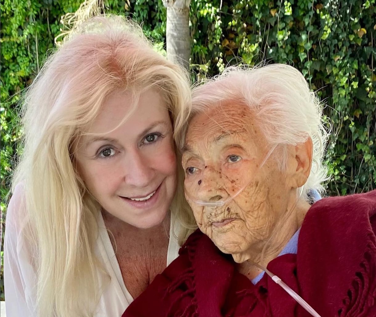 Laura Zapata y su abuela Eva Mange