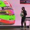 Checo Pérez presume su espectacular casco, que usará en el Gran Premio de México
