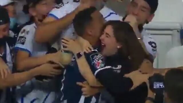 Rogelio Funes Mori abraza a fan