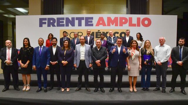 Los dirigentes nacionales Marko Cortés (PAN), Alejandro Moreno (PRI) y Jesús Zambrano, (PRD), junto a integrantes de las secretarías generales, coordinadores parlamentarios y del comité organizador del Frente Amplio por México
