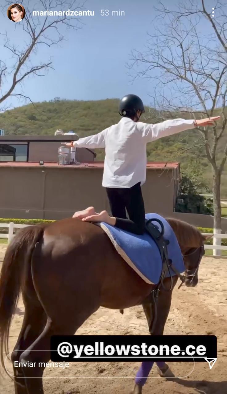 Mariana Rodríguez montando