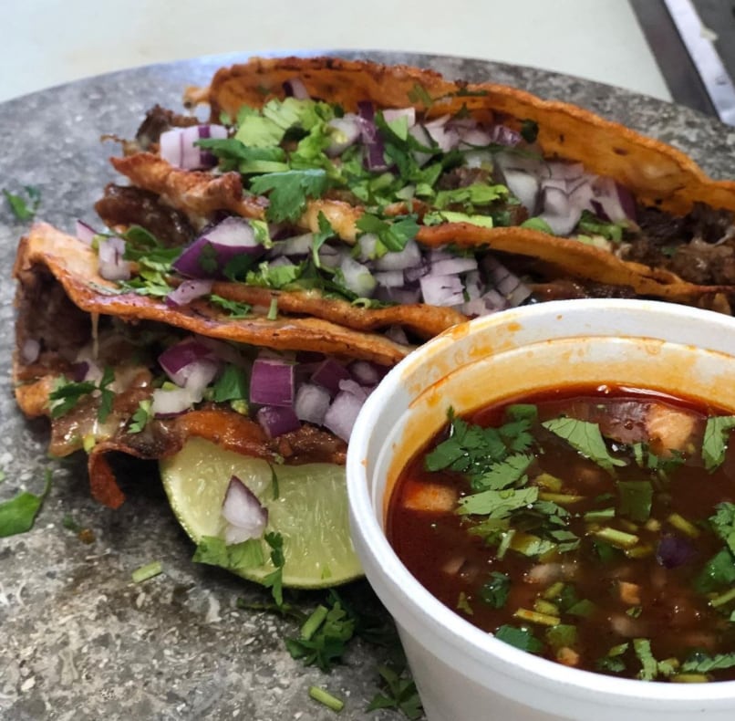Tacos de birria y consomé