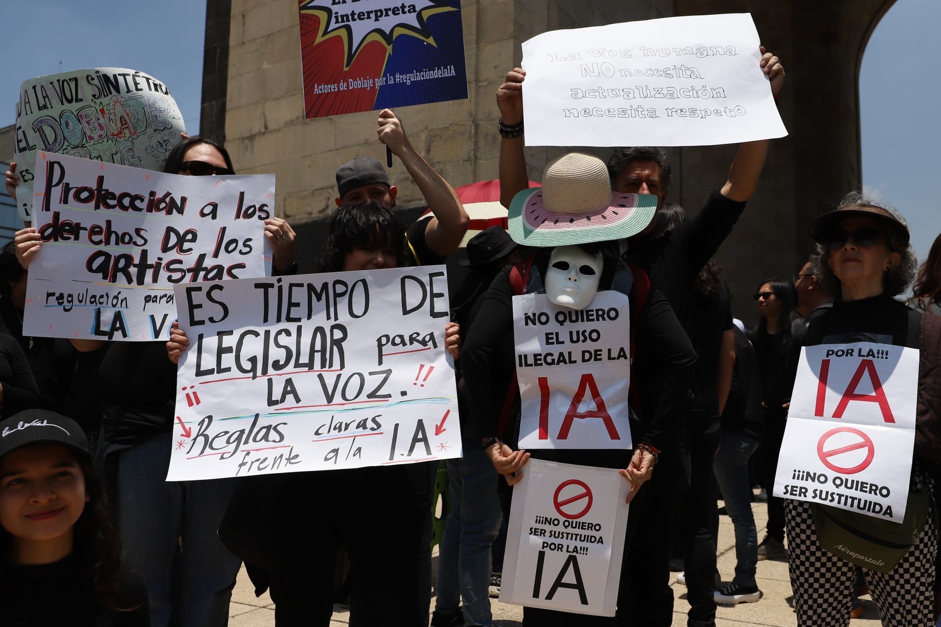 Actores de doblaje en México protestan contra el uso de inteligencia artificial y falta de regulación