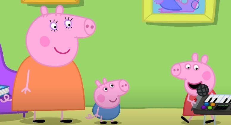 Peppa Pig y George juegan con un micrófono divertido
