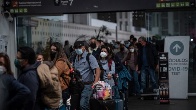 Pasajeros mexicanos en un aeropuerto