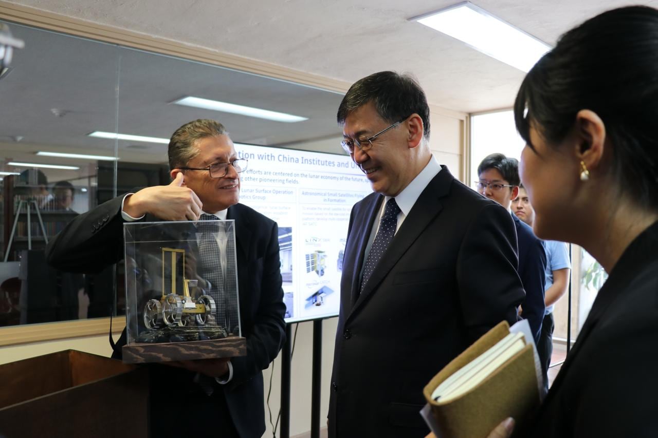 China conoce la misión lunar mexicana Colmena-2.