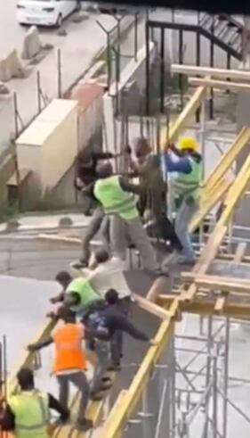 Pelea entre albañiles desde las alturas