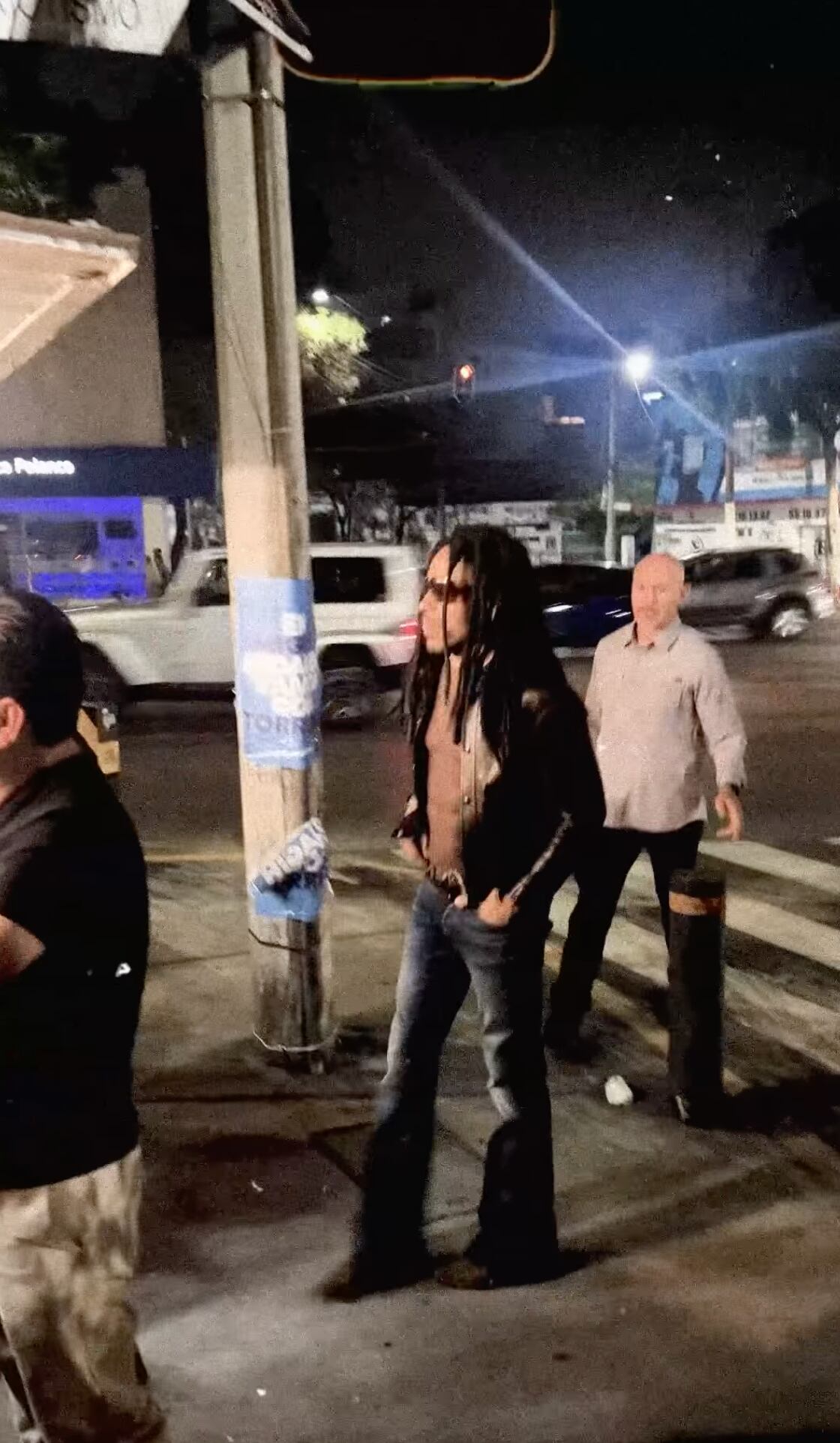 Lenny Kravitz yendo por una hamburguesa