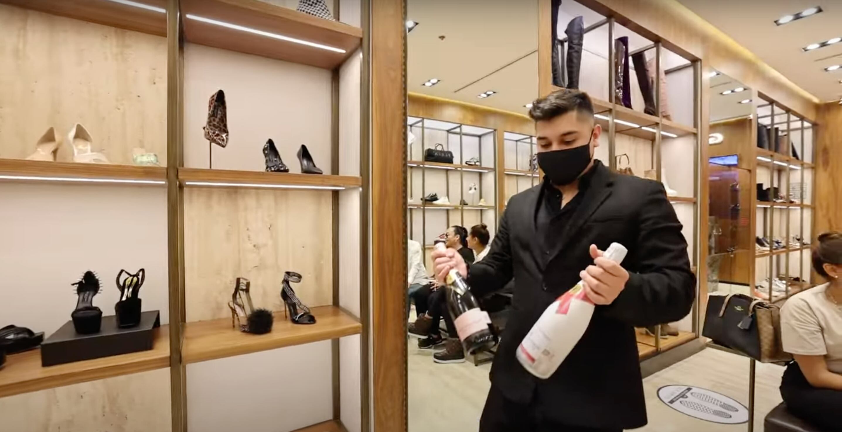 Regalan champagne a la familia Díaz