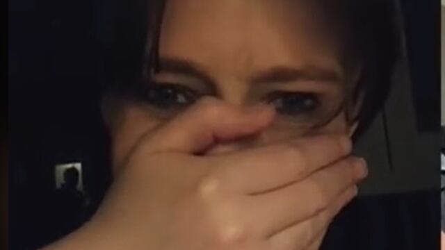 Figura misteriosa aparece detrás de una mujer