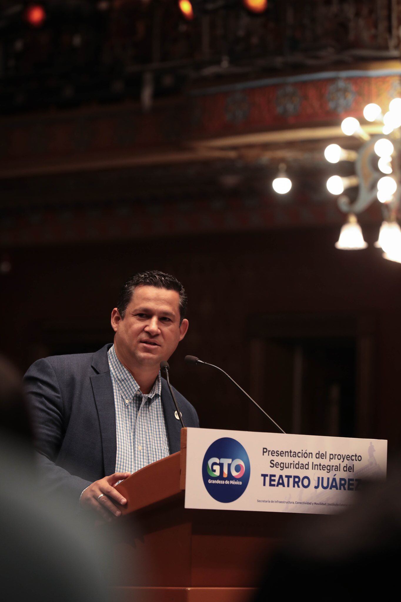 Diego Sinhue Rodríguez Vallejo hablando sobre el proyecto de rehabilitación del Teatro Juárez