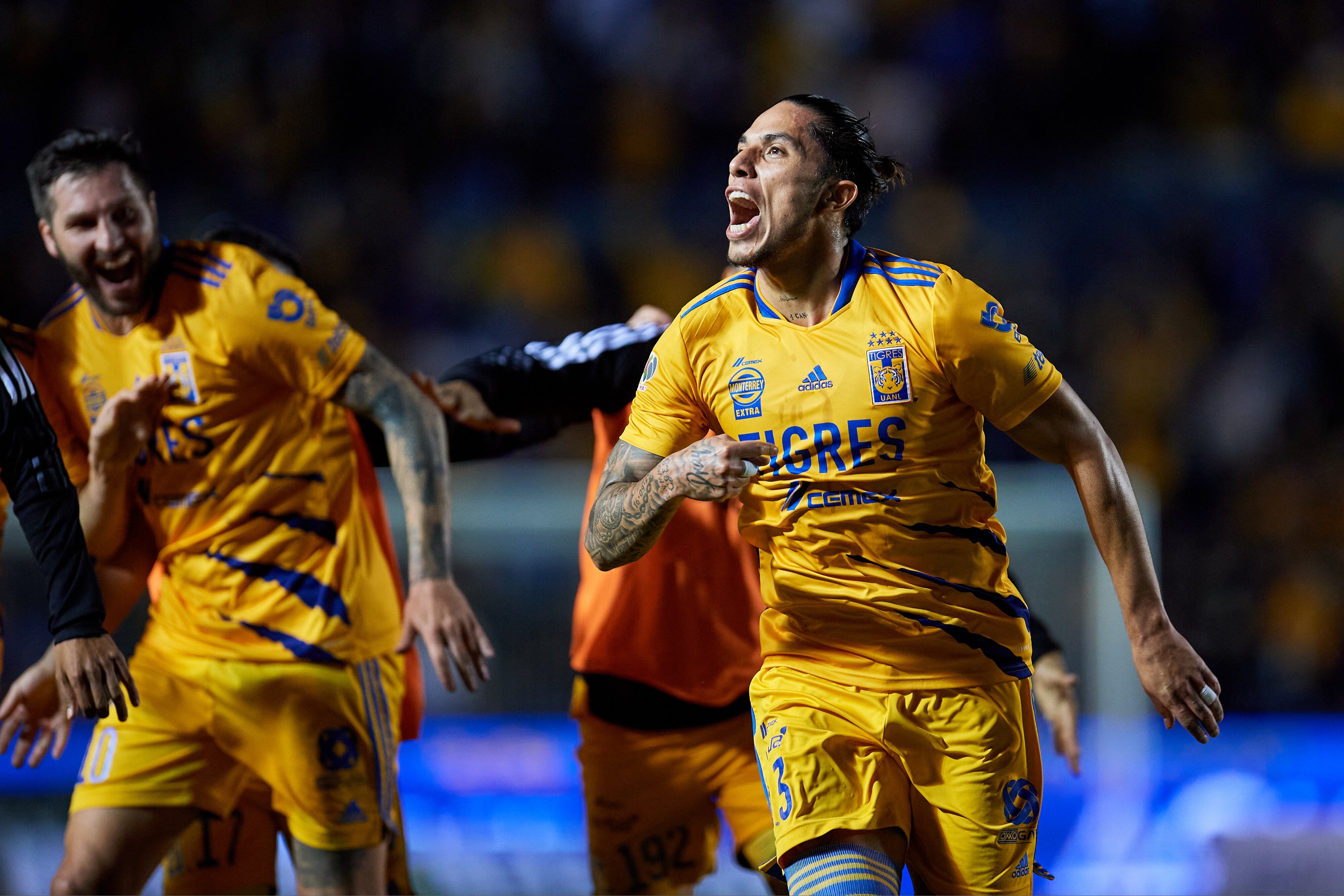 Carlos Salcedo celebra un gol con Tigres