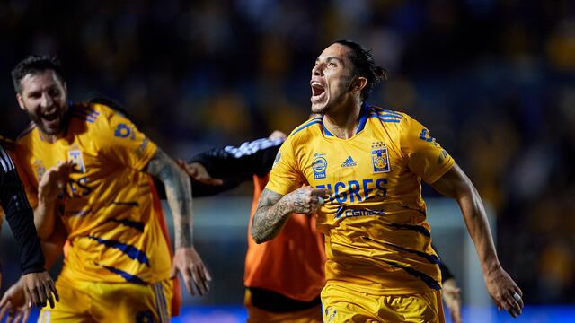 Carlos Salcedo celebra un gol con Tigres