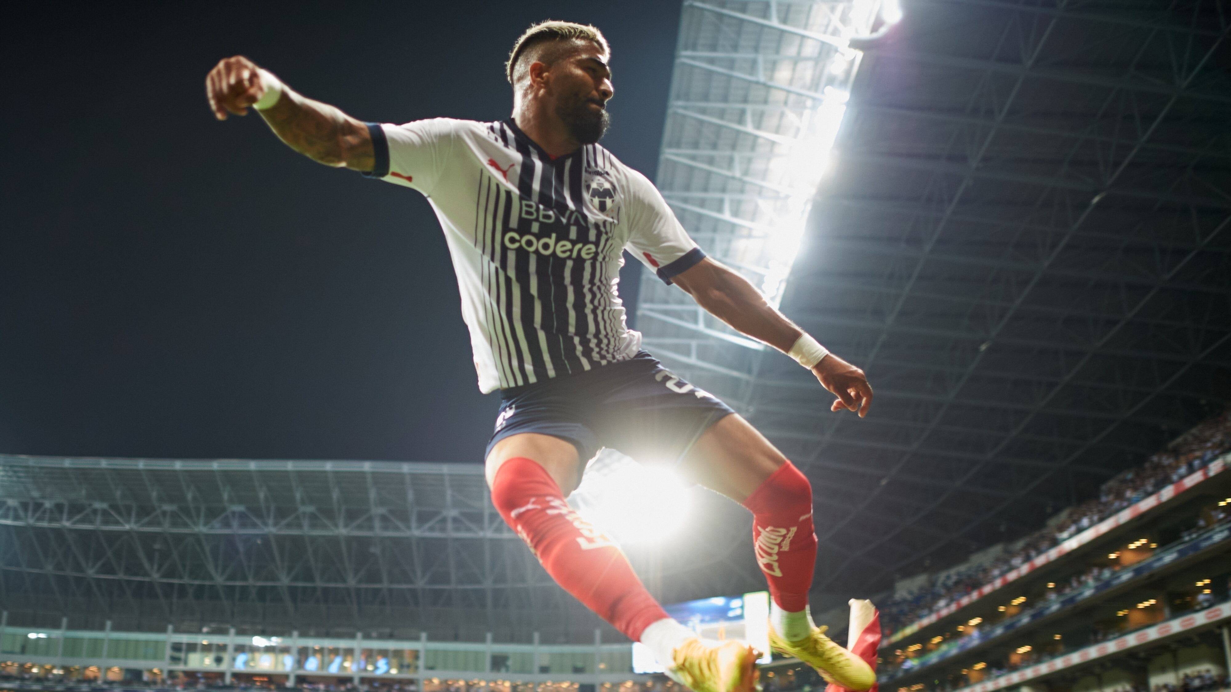 Rodrigo Aguirre celebra gol con Rayados de Monterrey