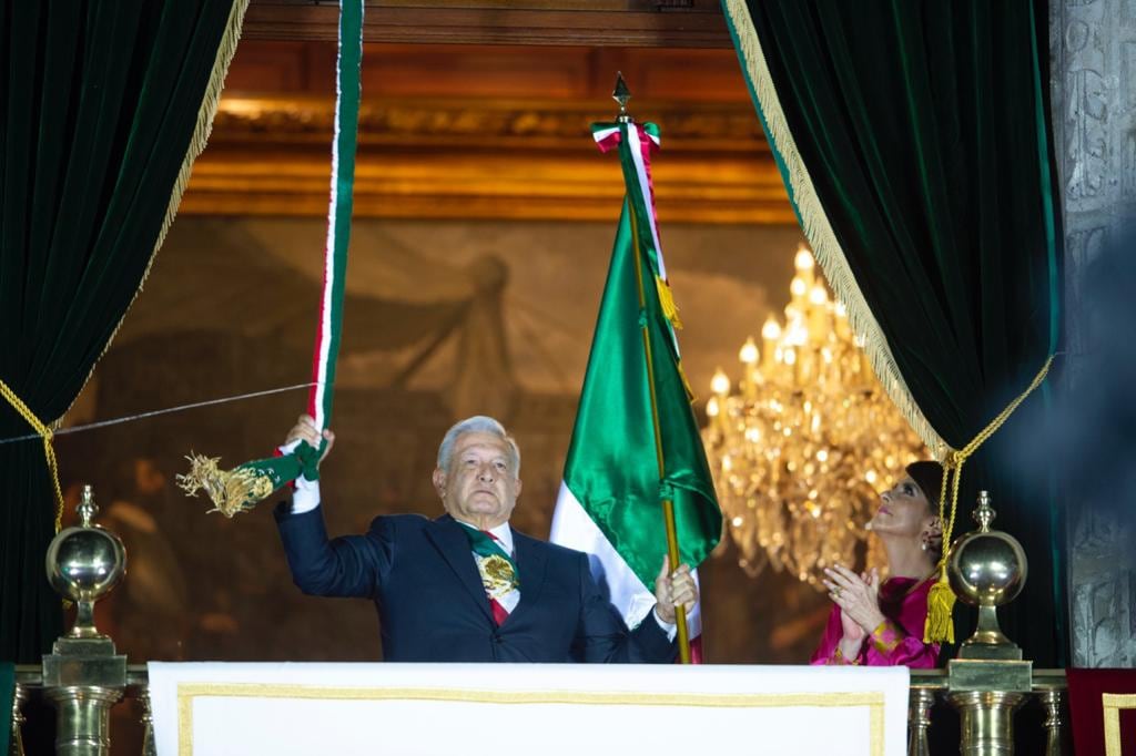 ¡Muera la corrupción, muera el clasismo, muera el racismo! dice AMLO en Grito de Independencia del 15 de septiembre