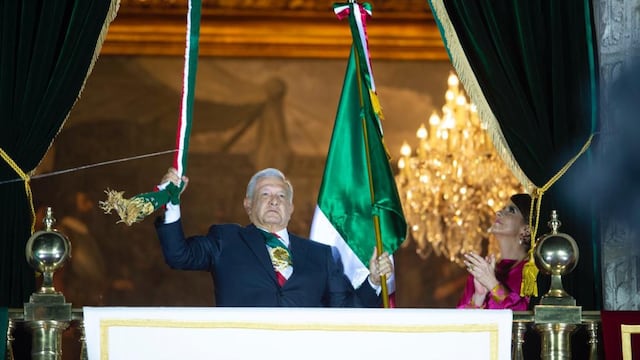 ¡Muera la corrupción, muera el clasismo, muera el racismo! dice AMLO en Grito de Independencia del 15 de septiembre