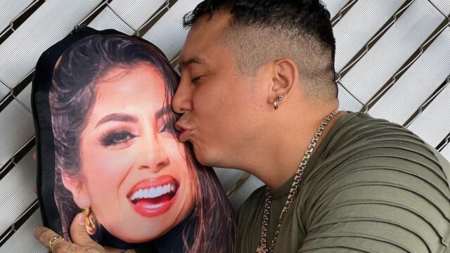 Edwin Luna con una foto de Kimberly Flore