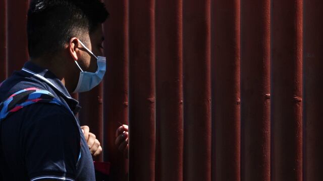 Joven con cubrebocas