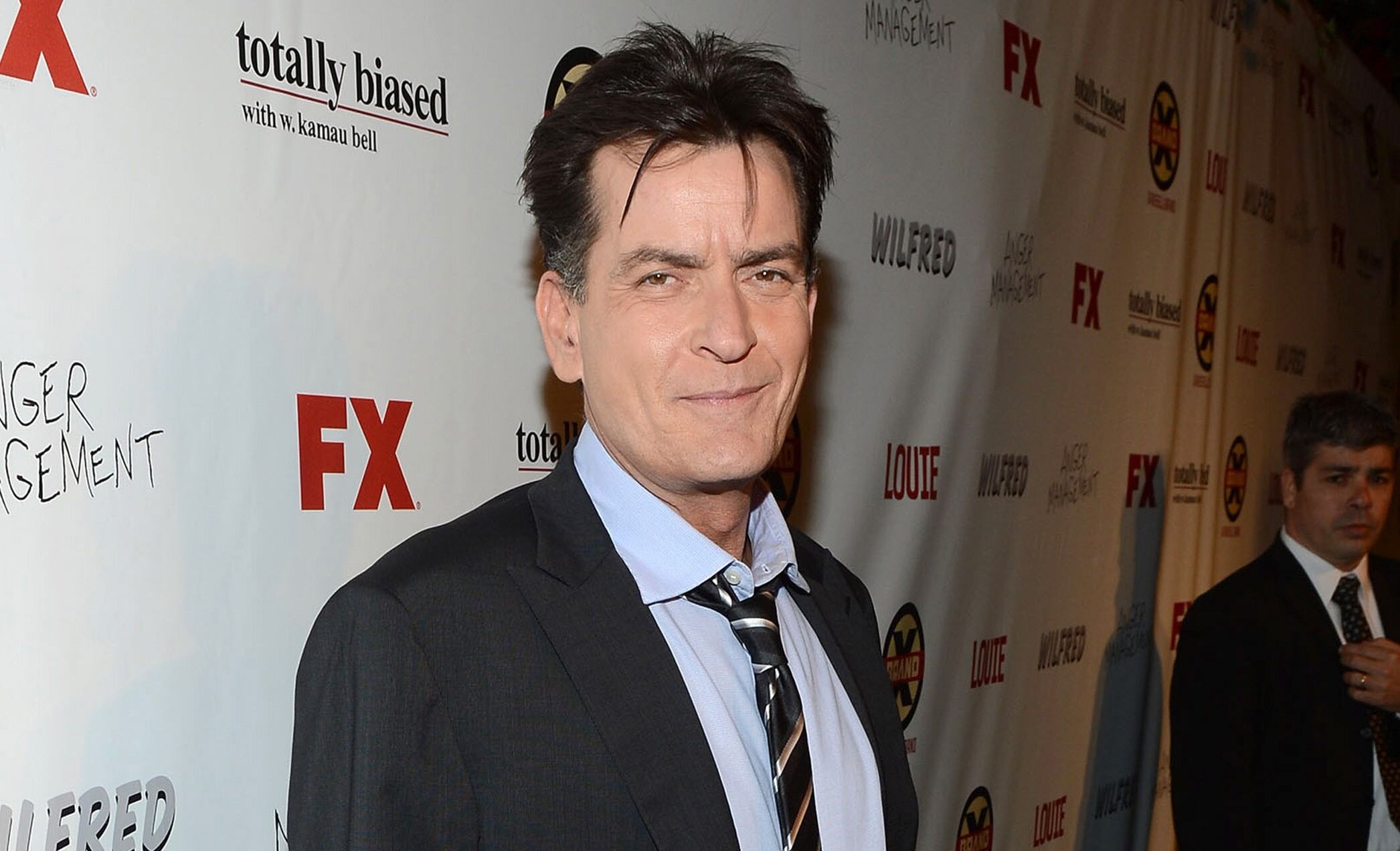 Charlie Sheen Revela Impactantes Detalles de Adicciones y Extorsión en Nueva Entrevista
