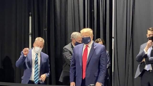 Trump con cubrebocas
