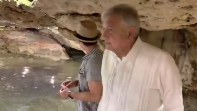AMLO en el cenote