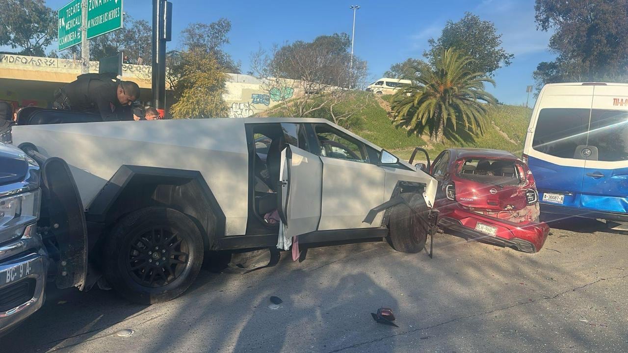 Cybertruck chocó contra 6 autos tras persecución en Tijuana