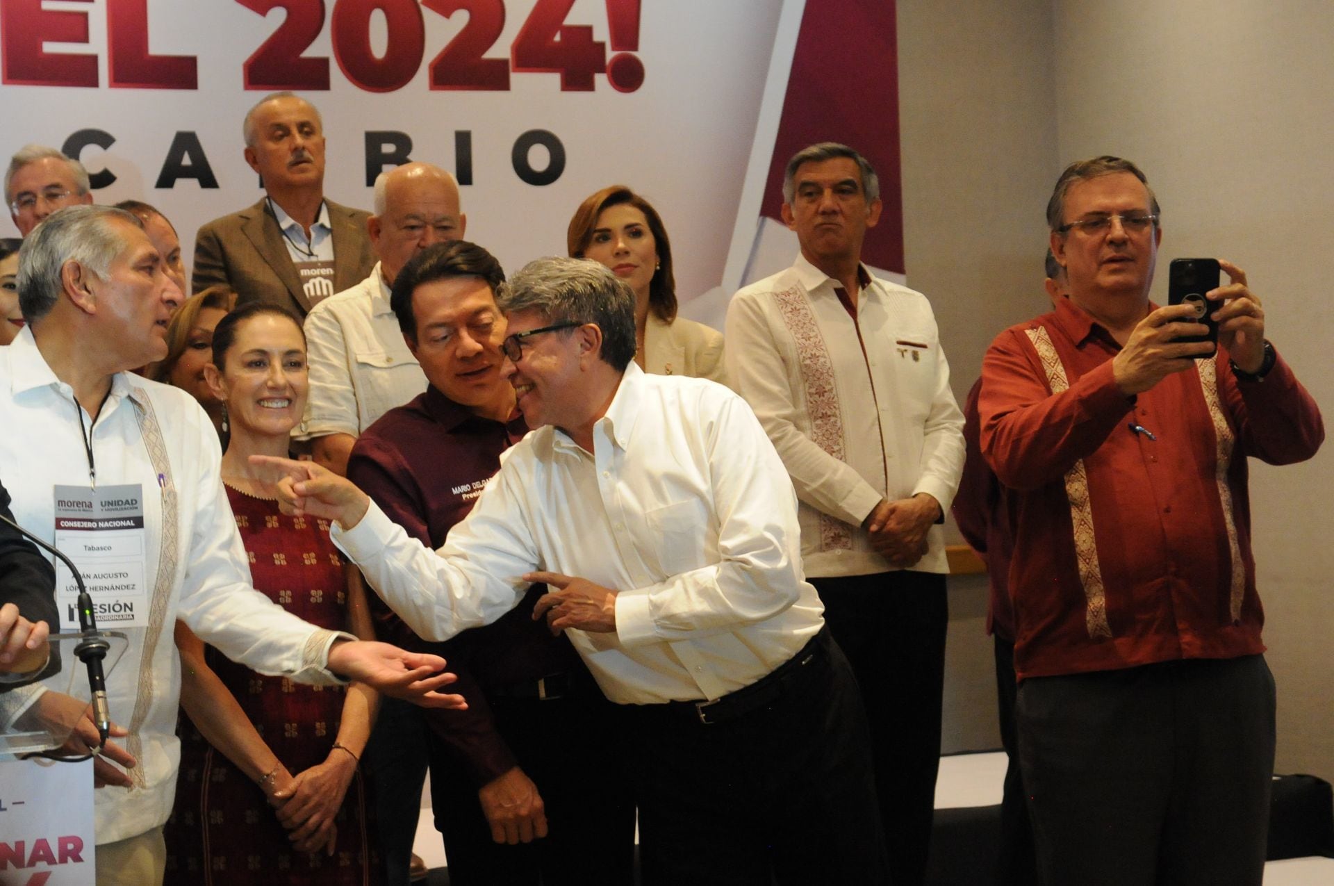 Alfonso Durazo, presidente del Consejo Nacional de Morena y Mario Delgado, presidente del partido, ofrecieron una conferencia acompañados de gobernadores y las corcholatas morenistas para anunciar el método qué aplicará el partido para elegir al candidato a la presidencia de la República.