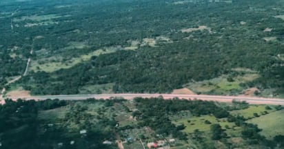 AMLO presume los rieles oxidados del Tren Maya