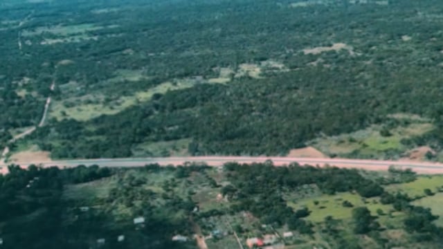 AMLO presume los rieles oxidados del Tren Maya