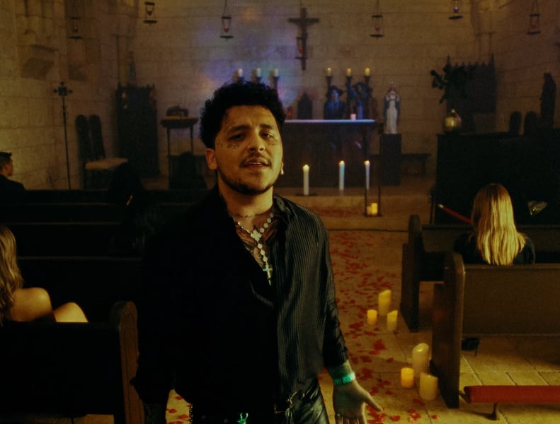 Christian Nodal en el video de "Aguardiente".