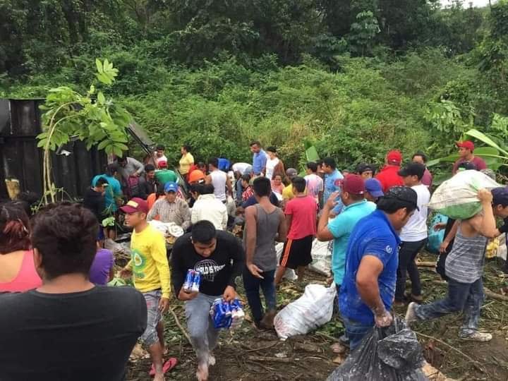 saqueo de tráiler volcado en Tabasco