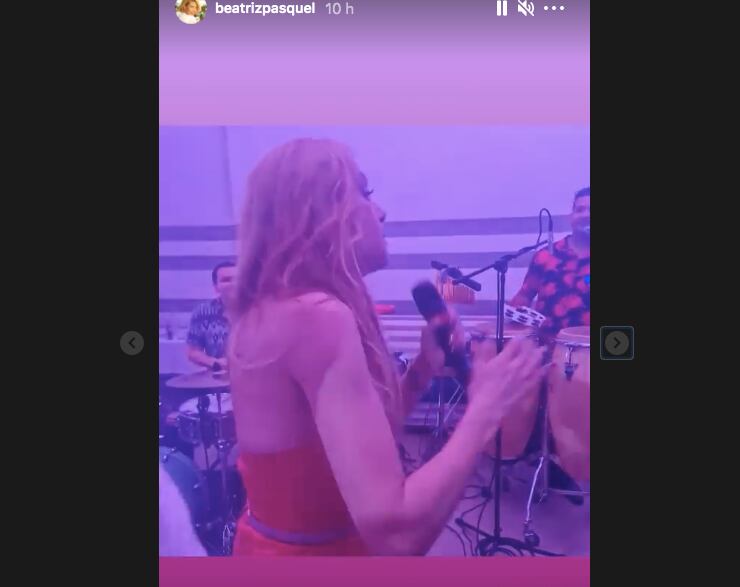 Paulina Rubio canta en su cumpleaños