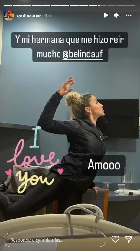 Cynthia Urías y su hermana