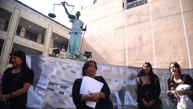Yolanda González, victima de la violencia vicaria, se manifiesta pacíficamente en la explanada del Tribunal Superior de Justicia de Morelos para exigir a las autoridades que hagan su trabajo de manera eficiente