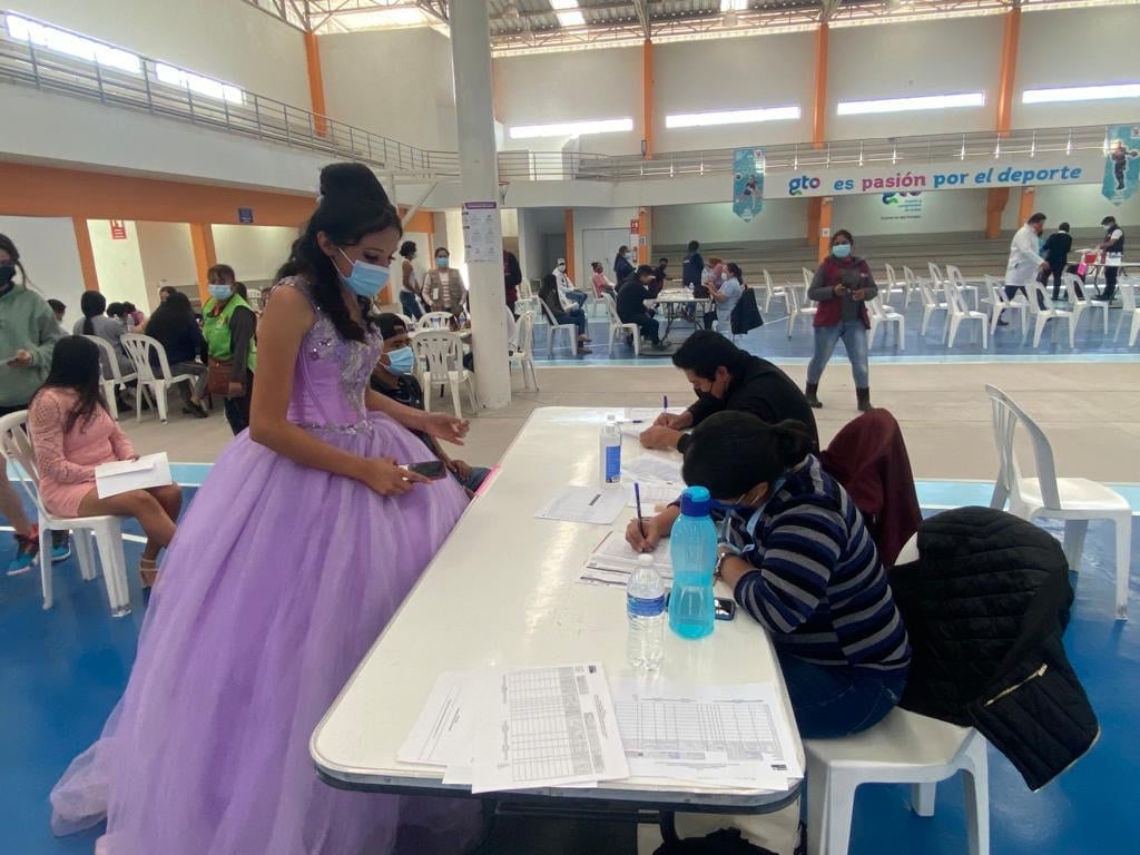 Quinceañera se aplica vacuna contra Covid-19 minutos antes de su fiesta
