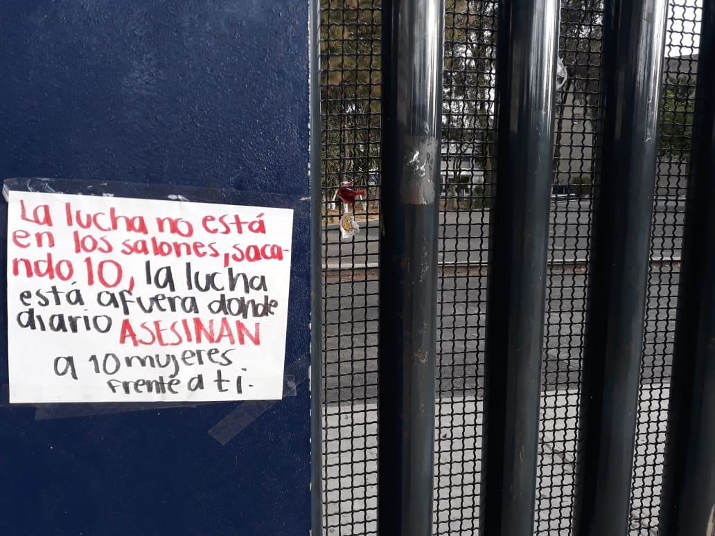 Las alumnas de Prepa 3 también denuncian los 10 feminicidios que ocurren diario en México.
